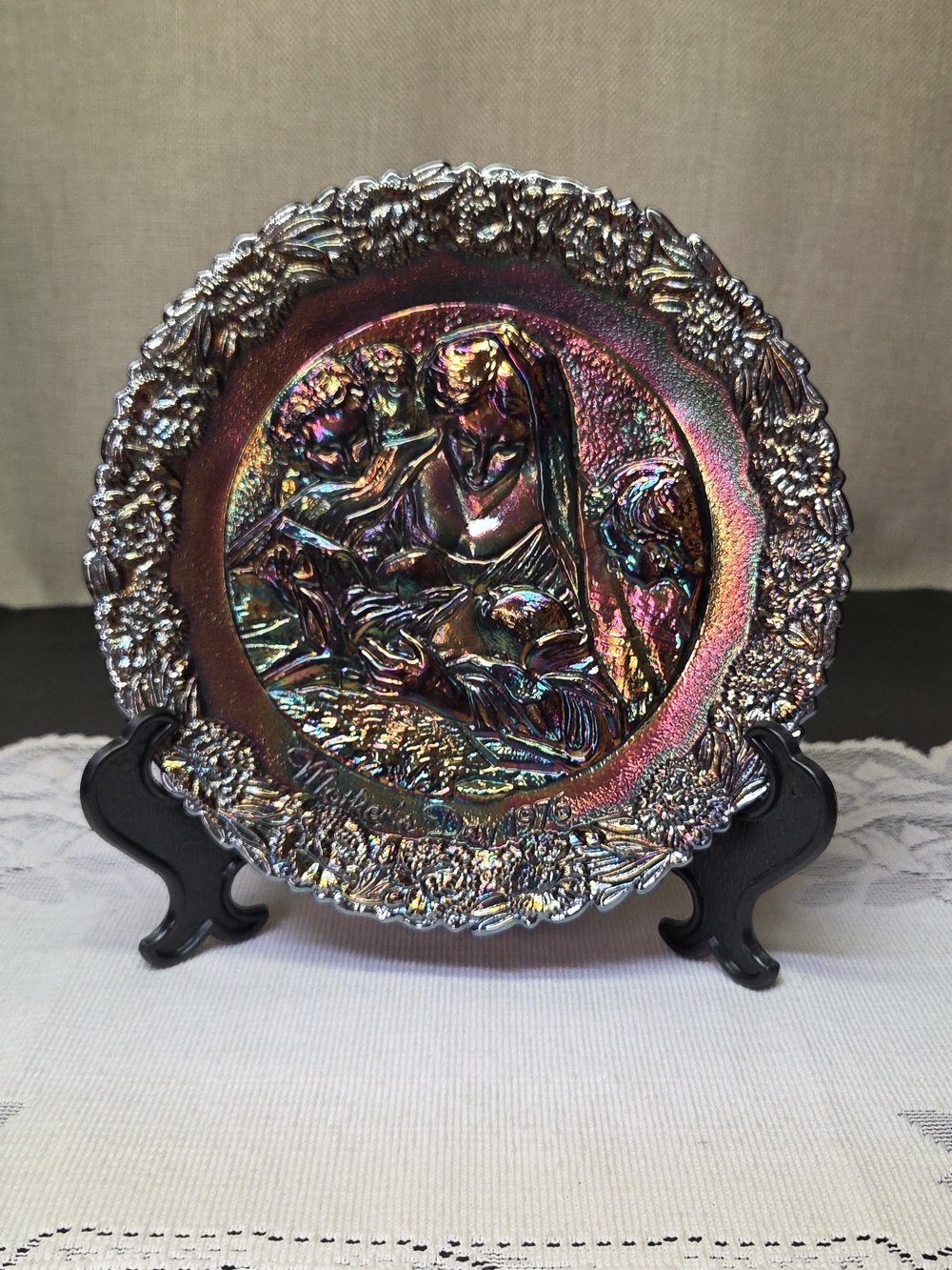 1976  Holy Night - No Box Mother'S Day Plate-Carnival Glass‎ by Fenton